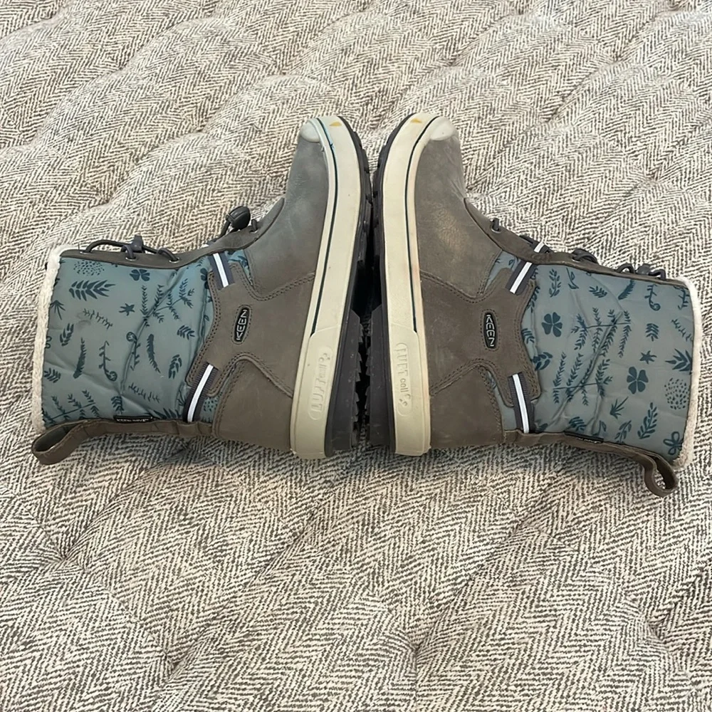 Keen waterproof boots size 4